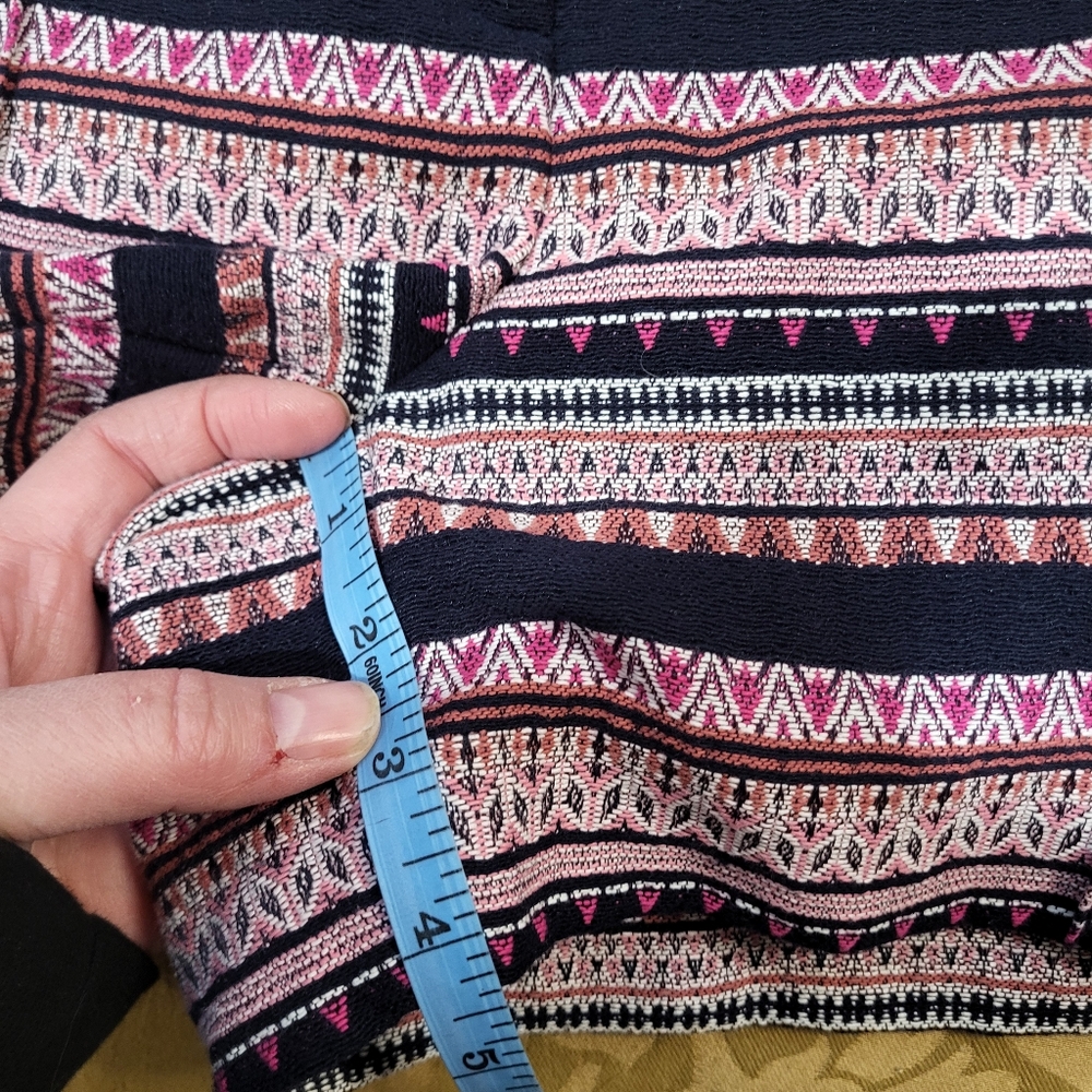 *3/$30 Sale* Ann Taylor Loft “The Riviera Short” in Textured Geo Pattern - Picture 3 of 8